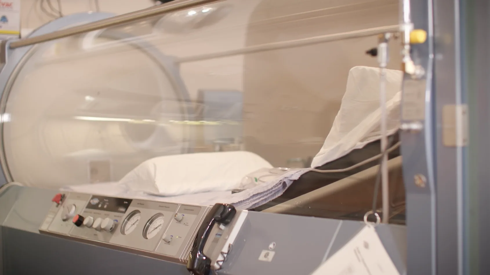 Video: A different type of HBO - Doctor receives hyperbaric oxygen therapy