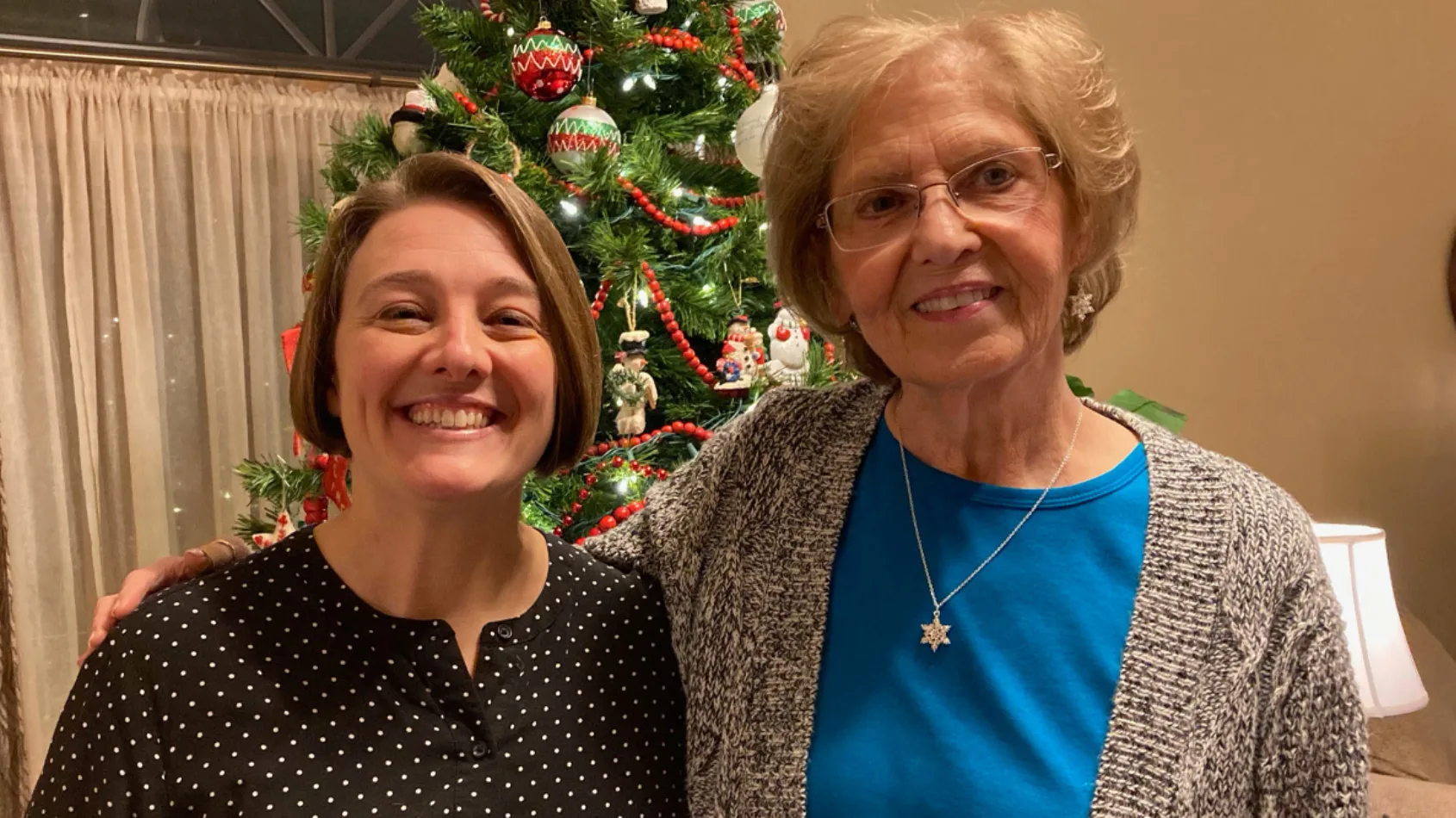 Aunt and niece connected by family and a single organ