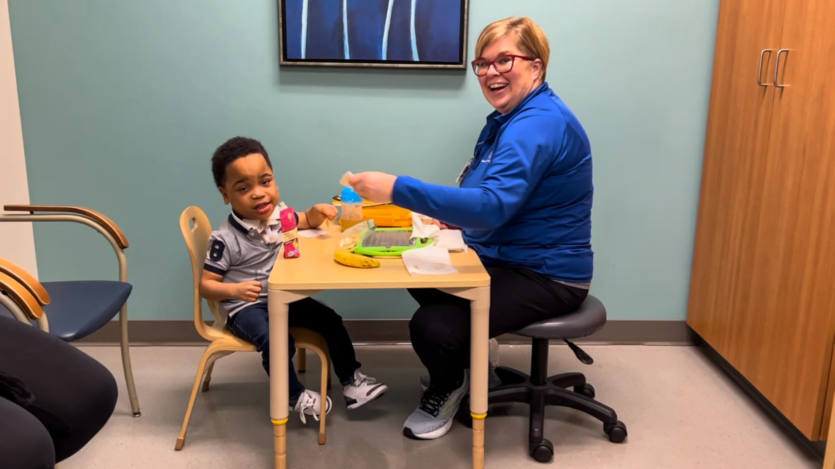 Speech-language pathologist helps children with feeding problems