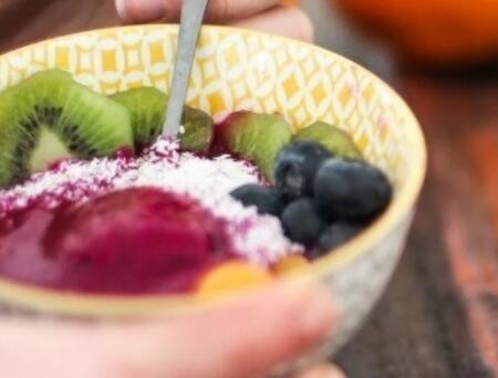 From meals to metrics: continuous glucose monitors empower diabetics with real‑time blood sugar data