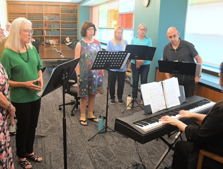 Parkinson’s choir sings tribute to Carly Simon after singer's diagnosis