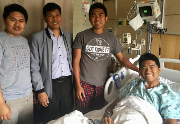 Brother travels 13,000 miles to donate his kidney