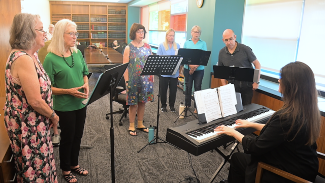 Parkinson’s choir sings tribute to Carly Simon after singer's diagnosis image.
