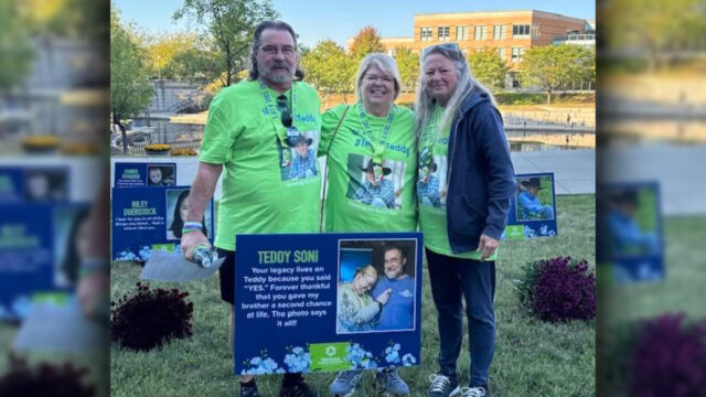 Mom, recipients, walk to remember 18-year-old donor image.